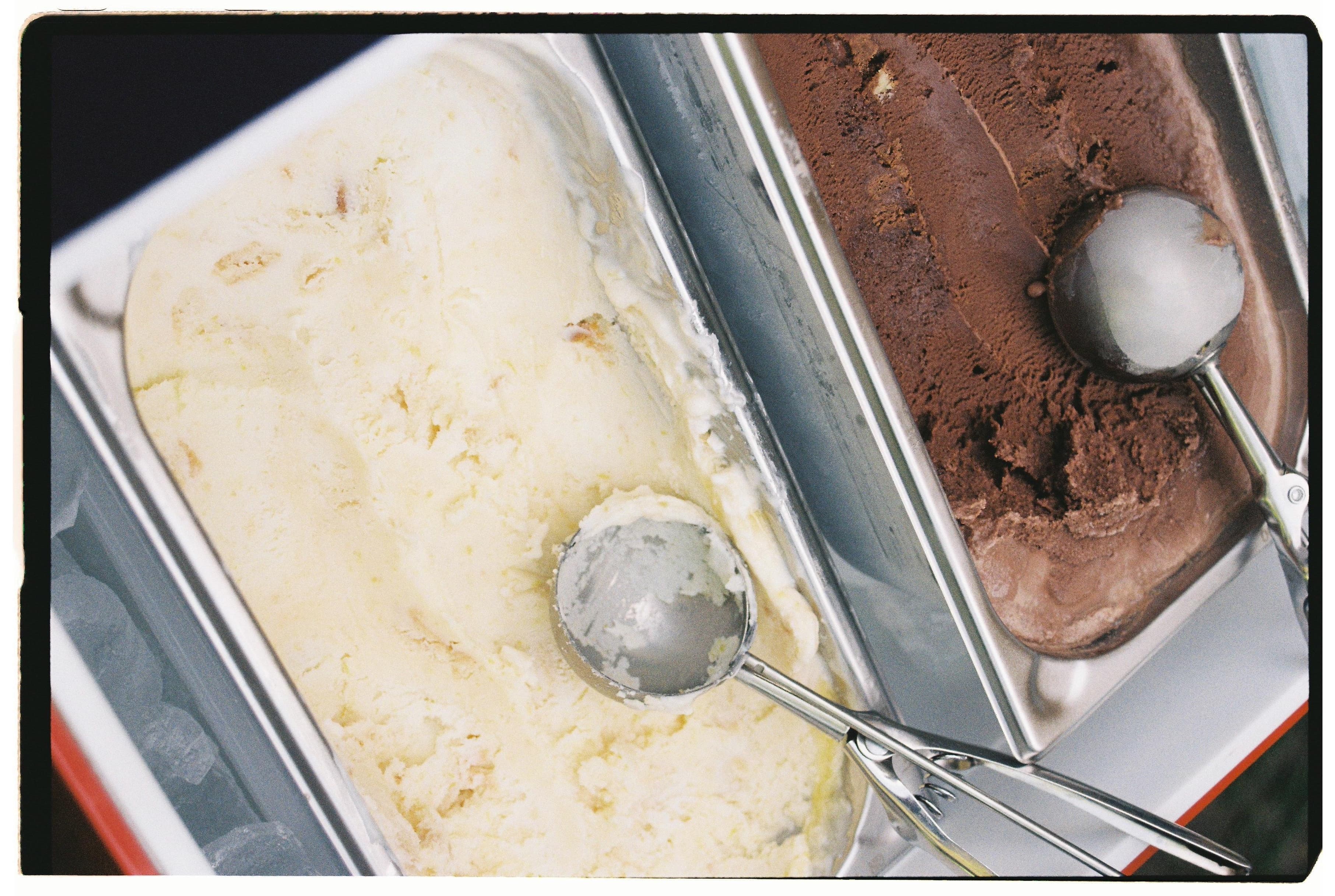 Cubetas de lemon pie y brownie con cucharas
