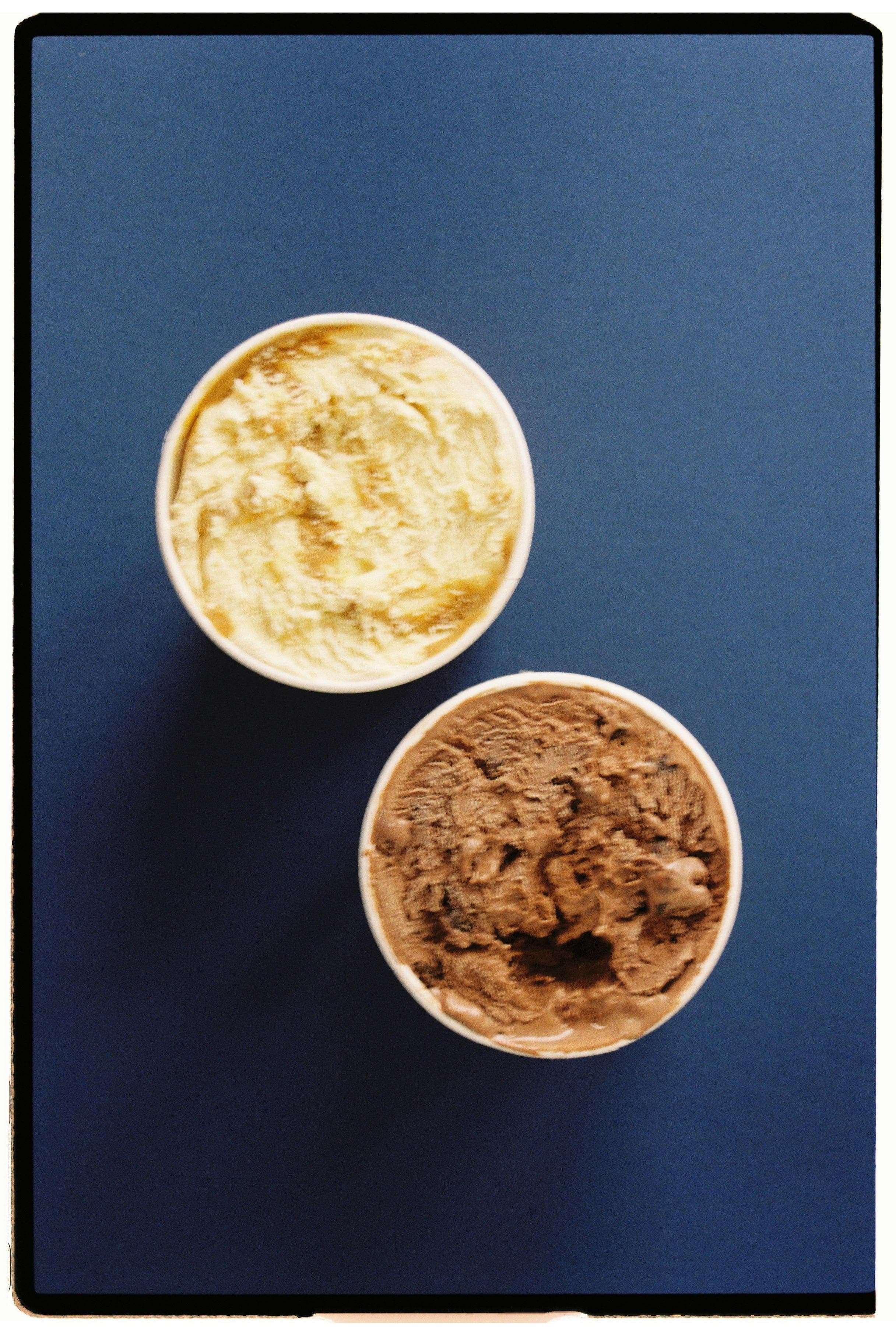 Dos sabores de helado Crema — vista cenital