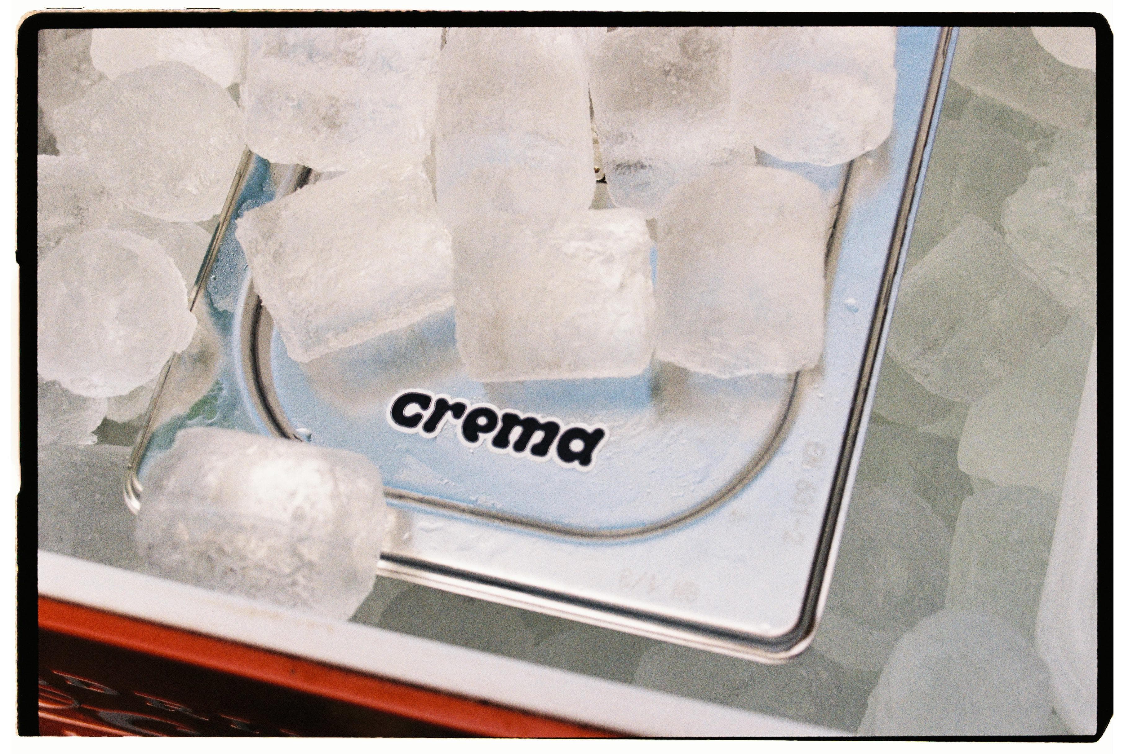 Nevera Crema con hielo — detalle del logo