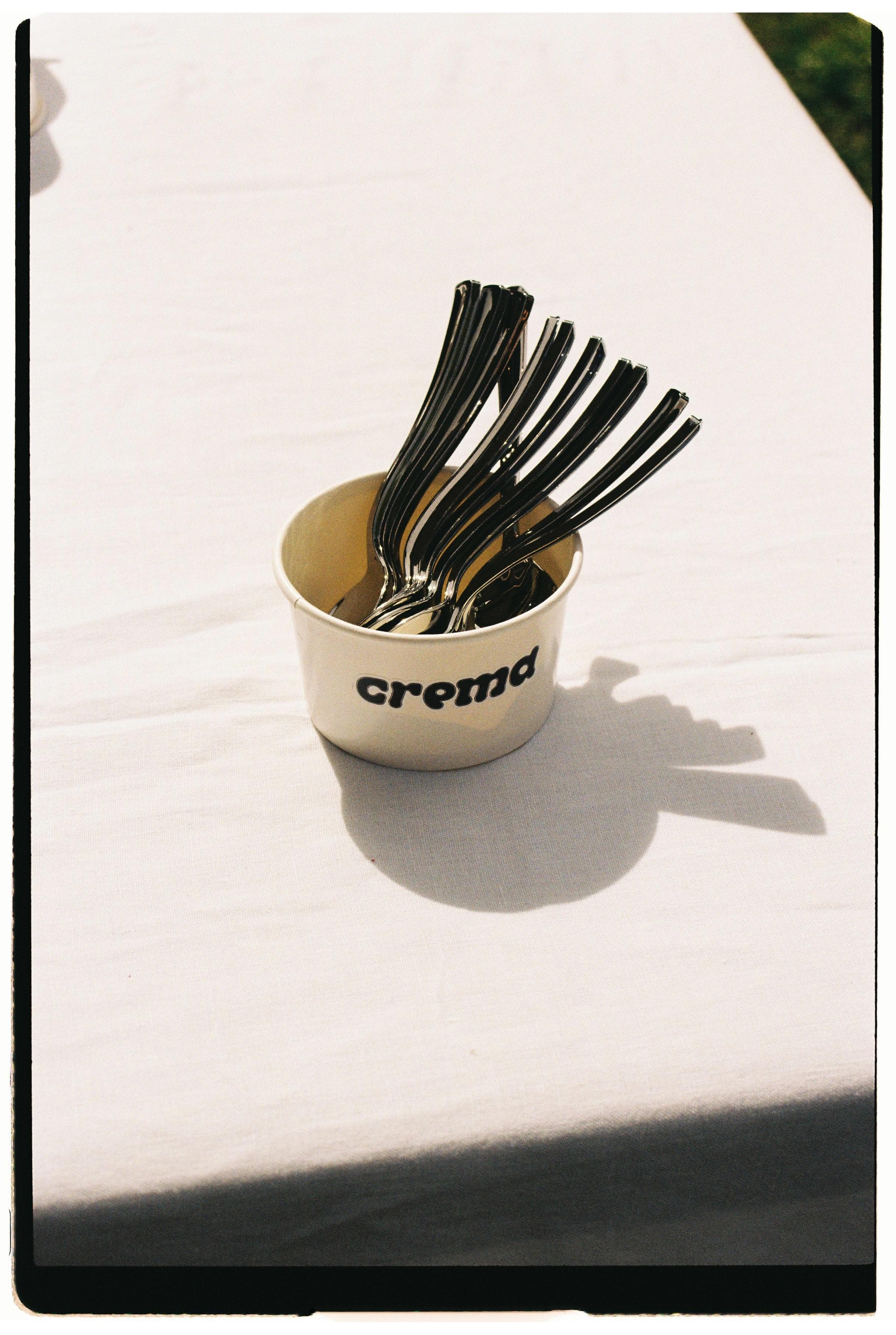 Tarrina Crema con cucharas sobre mesa